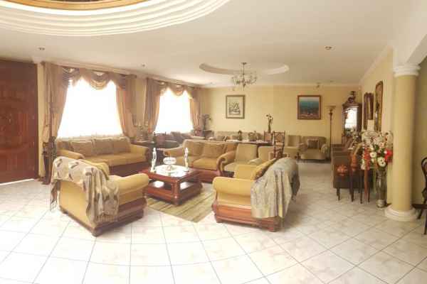 CASA EN VENTA EN CUENCA POR LA AVENIDA PRIMERO DE MAYO